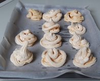 Unsere Versuchsbaiser - wir mussten ja unbedingt unsere neuen Spritztüten ausprobieren...