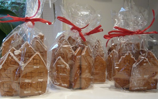 I saw this in a German magazine, Brigitte, last year: you don't need cutters for the little houses.