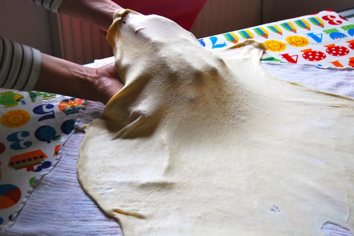 Strudel pastry pulling