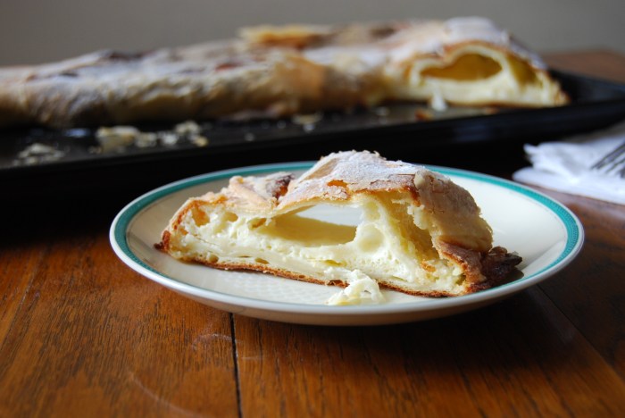 Topfenstrudel slice