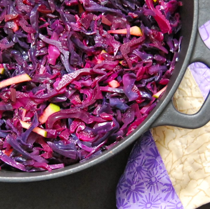 Braised red cabbage