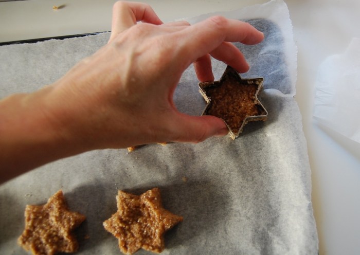 Cinnamon stars placing on tray