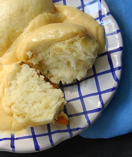 Dampfnudeln served open