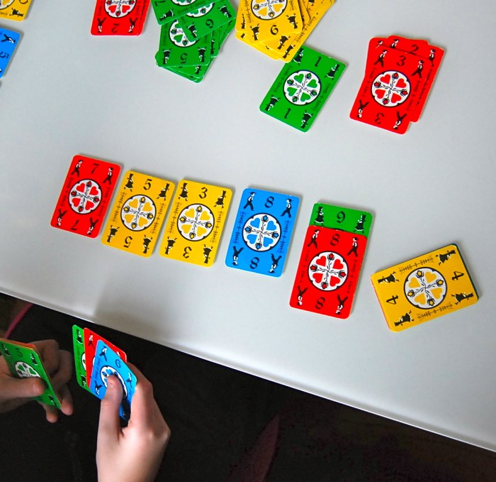 A close-up of Wood pile (in the player's hand), 5 Post piles, Blitz pile and the Dutch piles in the middle