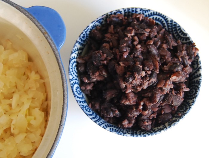 Molletes black beans