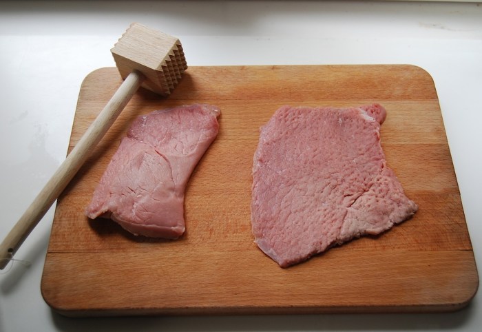 Wiener Schnitzel before and after tenderising