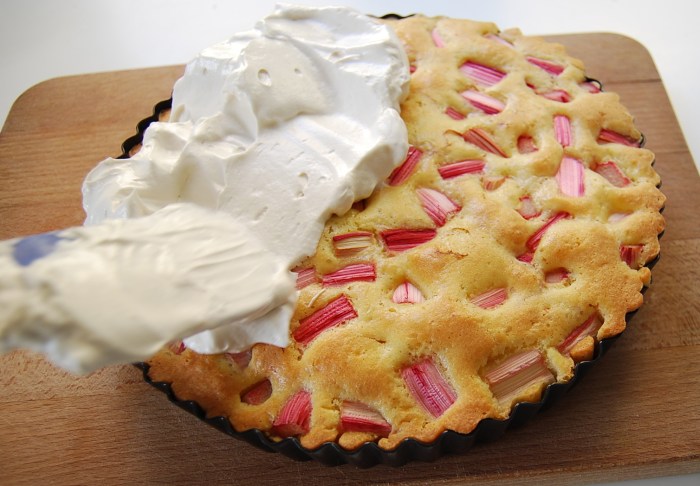 rhubarb cake topping