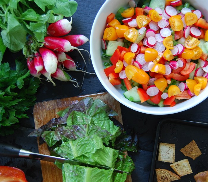 Fattoush cutting veg